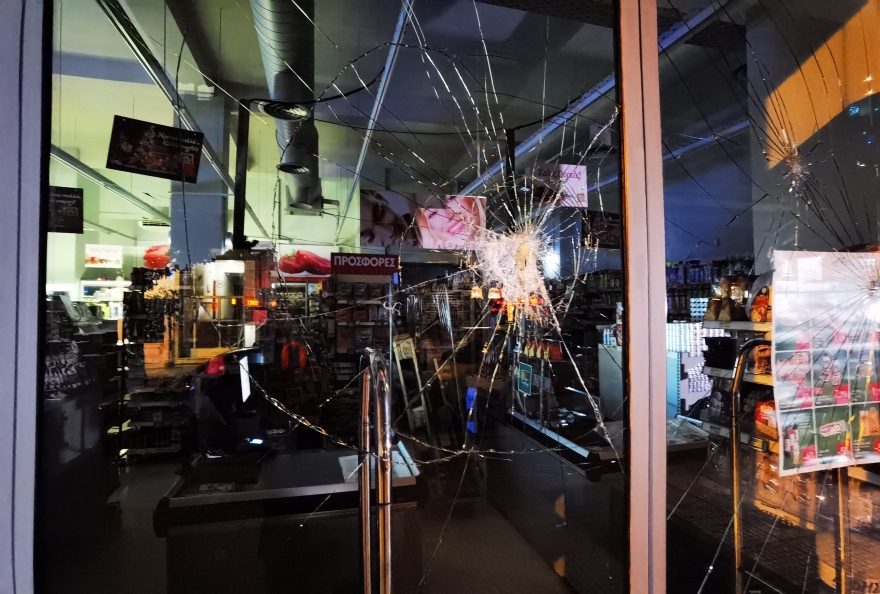 Κουκάκι: Καταστήματα, ΕΛΤΑ, ΑΤΜ και σούπερ μάρκετ έσπασαν οι αντιεξουσιαστές - Δείτε φωτογραφίες