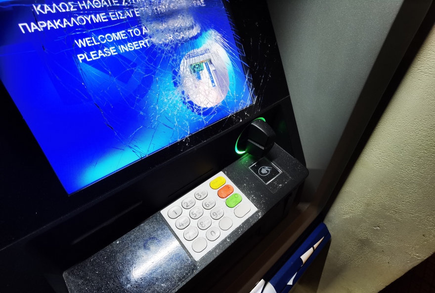 Κουκάκι: Καταστήματα, ΕΛΤΑ, ΑΤΜ και σούπερ μάρκετ έσπασαν οι αντιεξουσιαστές - Δείτε φωτογραφίες