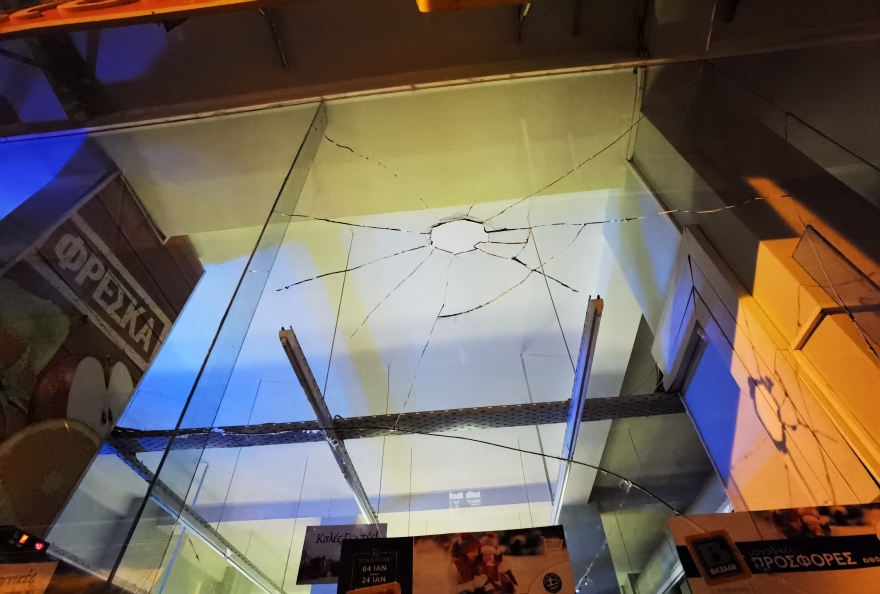 Κουκάκι: Καταστήματα, ΕΛΤΑ, ΑΤΜ και σούπερ μάρκετ έσπασαν οι αντιεξουσιαστές - Δείτε φωτογραφίες