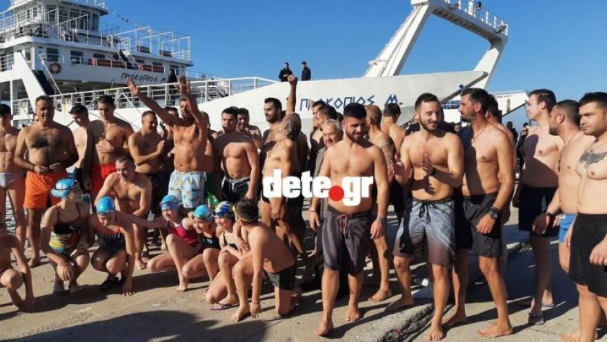 Από τον Πειραιά, στα Τζουμέρκα: Τα Θεοφάνια σε όλη την Ελλάδα σε φωτογραφίες και βίντεο