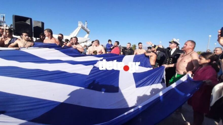 Από τον Πειραιά, στα Τζουμέρκα: Τα Θεοφάνια σε όλη την Ελλάδα σε φωτογραφίες και βίντεο