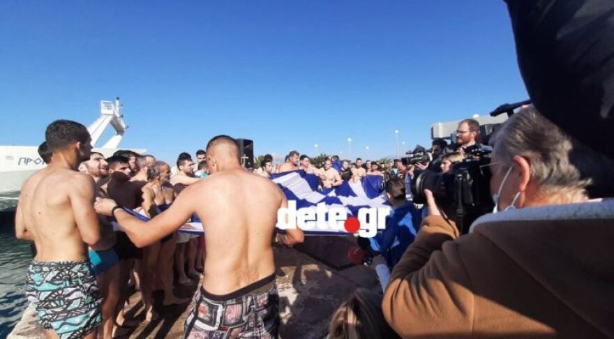 Από τον Πειραιά, στα Τζουμέρκα: Τα Θεοφάνια σε όλη την Ελλάδα σε φωτογραφίες και βίντεο