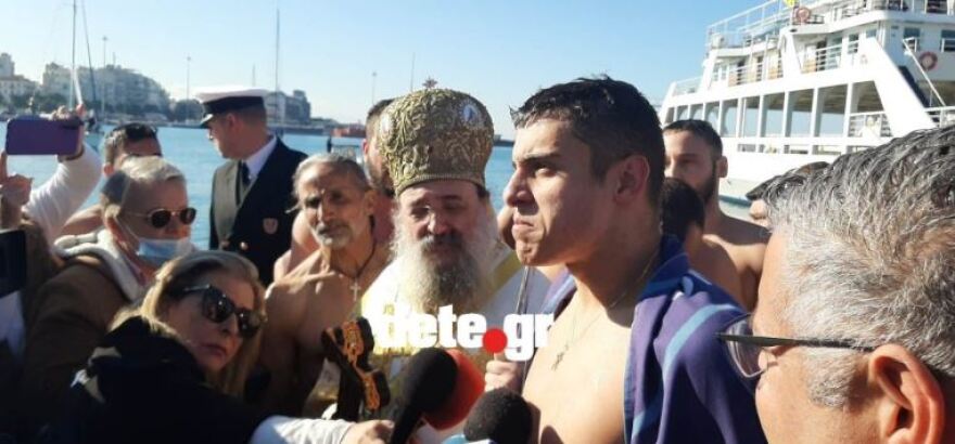 Από τον Πειραιά, στα Τζουμέρκα: Τα Θεοφάνια σε όλη την Ελλάδα σε φωτογραφίες και βίντεο