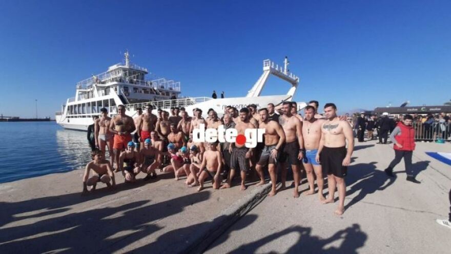 Από τον Πειραιά, στα Τζουμέρκα: Τα Θεοφάνια σε όλη την Ελλάδα σε φωτογραφίες και βίντεο