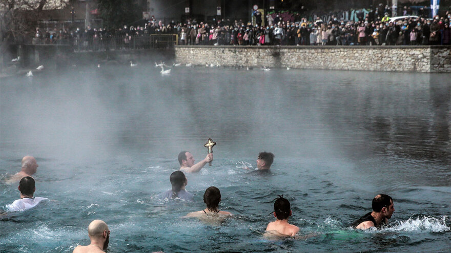 Σήμερα τα Φώτα και ο φωτισμός: Τι γιορτάζουμε τα Θεοφάνια