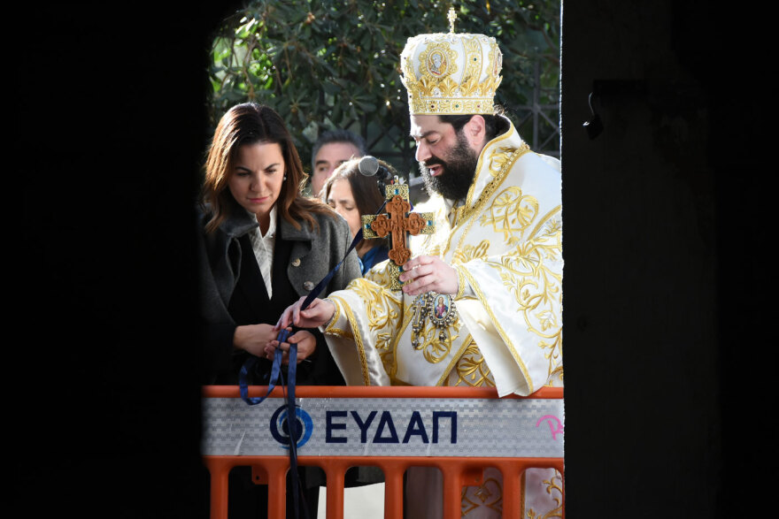 Από τον Πειραιά, στα Τζουμέρκα: Τα Θεοφάνια σε όλη την Ελλάδα σε φωτογραφίες και βίντεο