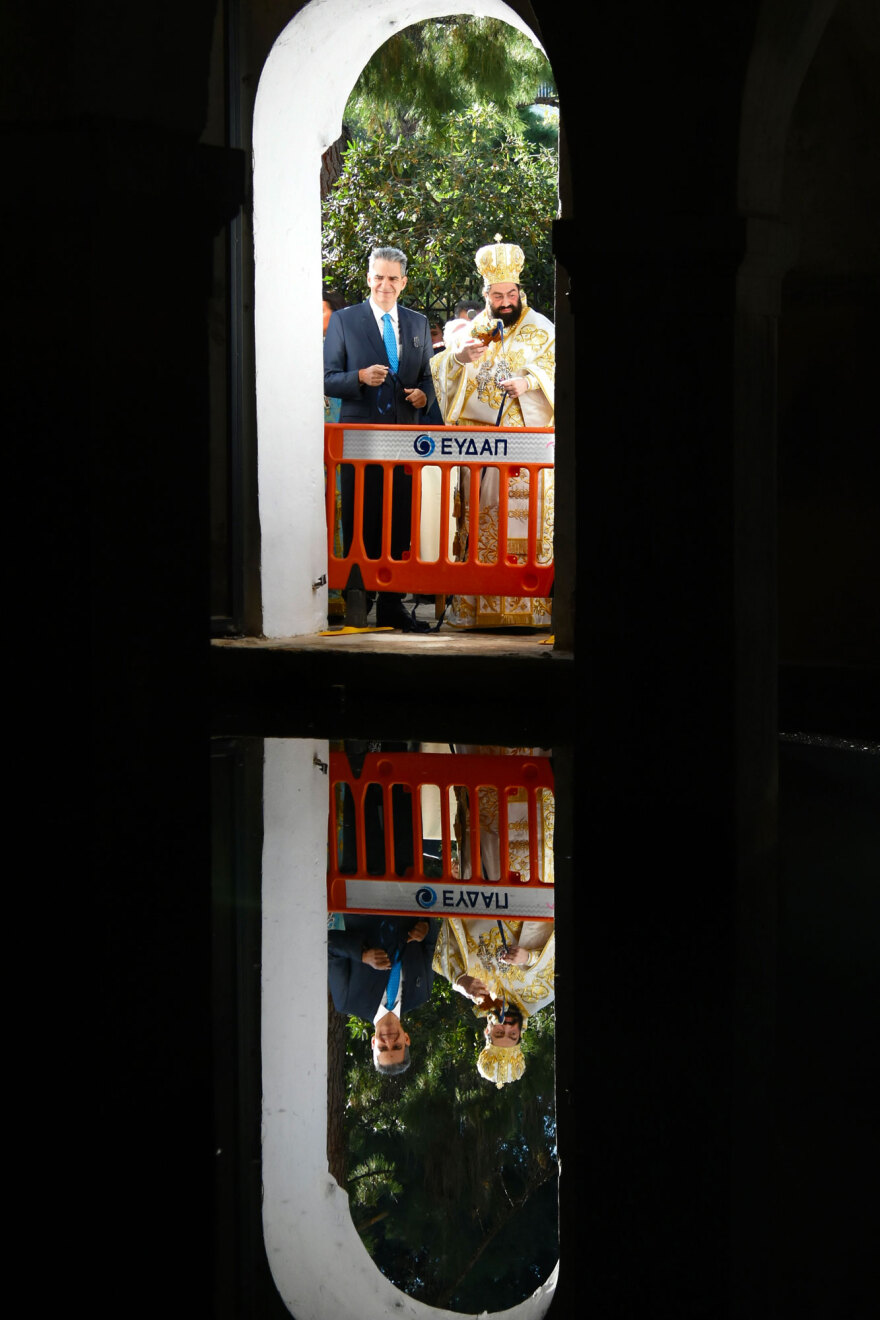 Από τον Πειραιά, στα Τζουμέρκα: Τα Θεοφάνια σε όλη την Ελλάδα σε φωτογραφίες και βίντεο