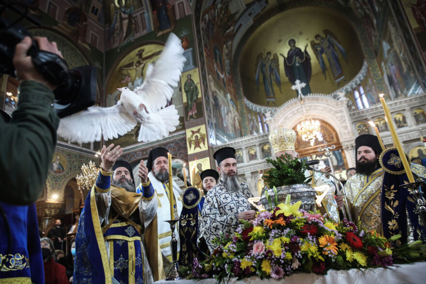 Από τον Πειραιά, στα Τζουμέρκα: Τα Θεοφάνια σε όλη την Ελλάδα σε φωτογραφίες και βίντεο