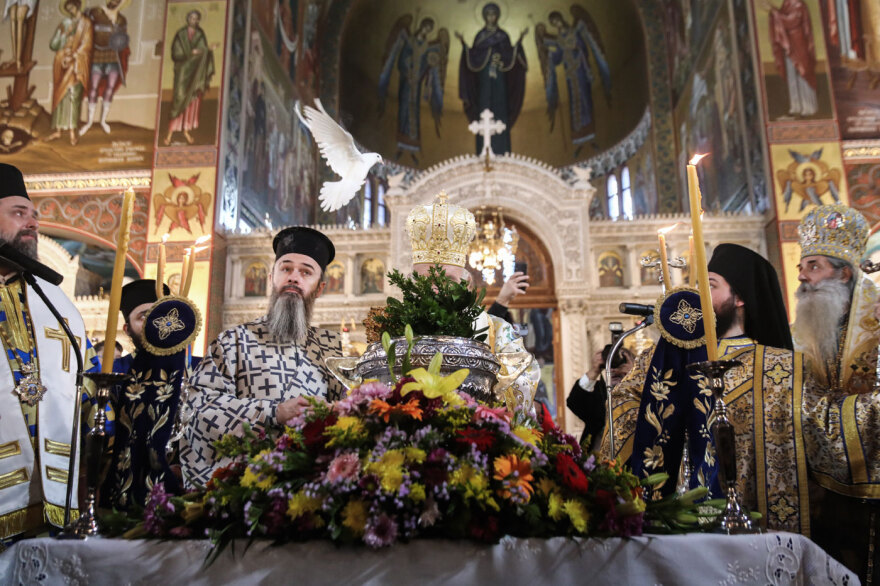 Από τον Πειραιά, στα Τζουμέρκα: Τα Θεοφάνια σε όλη την Ελλάδα σε φωτογραφίες και βίντεο