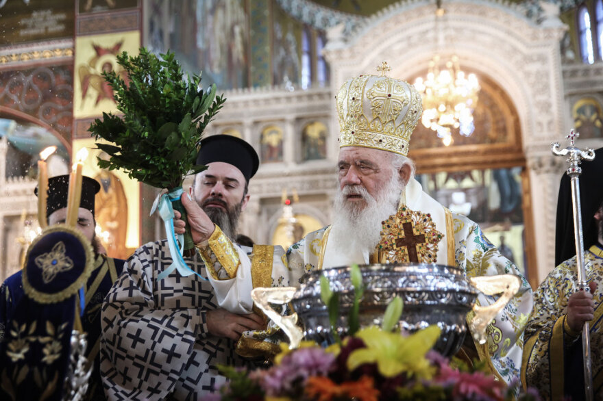 Από τον Πειραιά, στα Τζουμέρκα: Τα Θεοφάνια σε όλη την Ελλάδα σε φωτογραφίες και βίντεο
