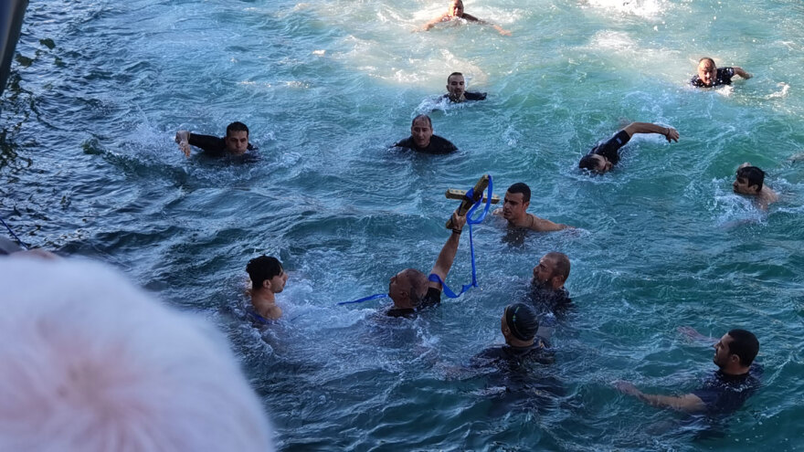 Από τον Πειραιά, στα Τζουμέρκα: Τα Θεοφάνια σε όλη την Ελλάδα σε φωτογραφίες και βίντεο