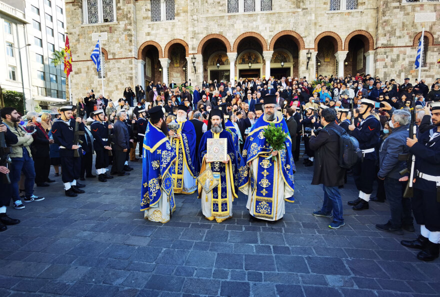 Από τον Πειραιά, στα Τζουμέρκα: Τα Θεοφάνια σε όλη την Ελλάδα σε φωτογραφίες και βίντεο