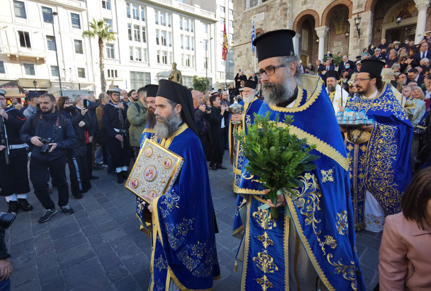 Από τον Πειραιά, στα Τζουμέρκα: Τα Θεοφάνια σε όλη την Ελλάδα σε φωτογραφίες και βίντεο