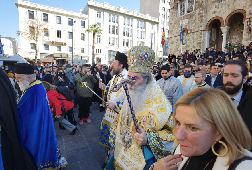 Από τον Πειραιά, στα Τζουμέρκα: Τα Θεοφάνια σε όλη την Ελλάδα σε φωτογραφίες και βίντεο