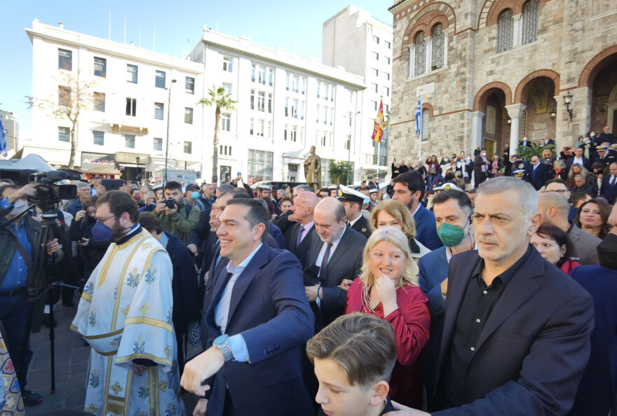 Από τον Πειραιά, στα Τζουμέρκα: Τα Θεοφάνια σε όλη την Ελλάδα σε φωτογραφίες και βίντεο