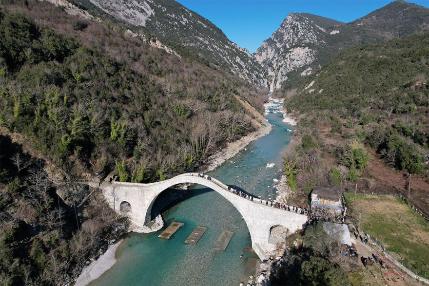 Από τον Πειραιά, στα Τζουμέρκα: Τα Θεοφάνια σε όλη την Ελλάδα σε φωτογραφίες και βίντεο