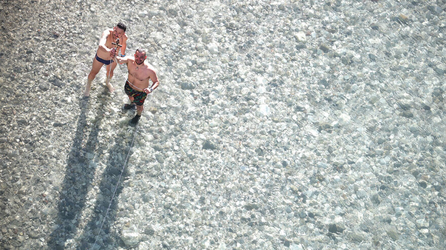 Από τον Πειραιά, στα Τζουμέρκα: Τα Θεοφάνια σε όλη την Ελλάδα σε φωτογραφίες και βίντεο