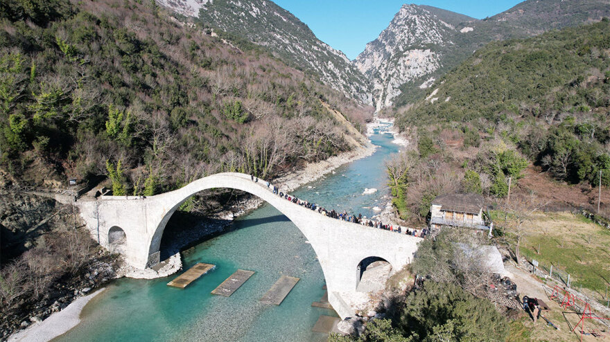Από τον Πειραιά, στα Τζουμέρκα: Τα Θεοφάνια σε όλη την Ελλάδα σε φωτογραφίες και βίντεο