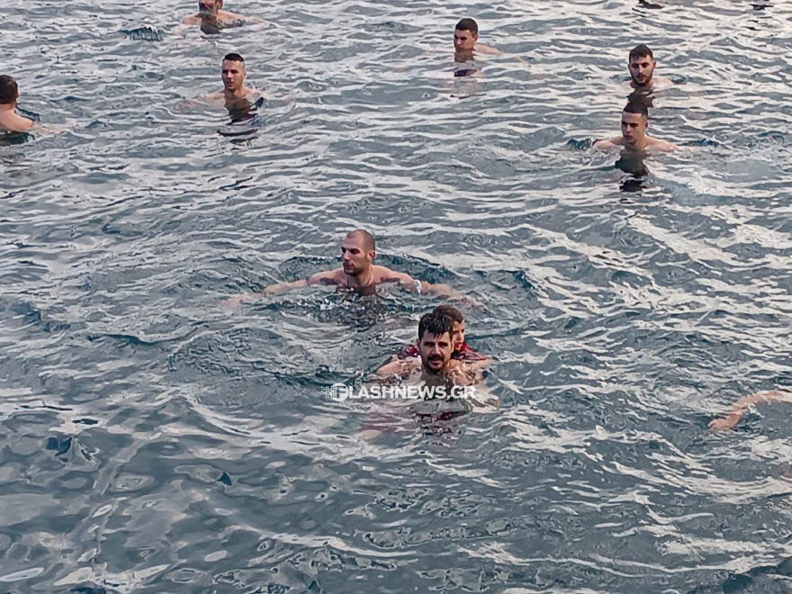 Από τον Πειραιά, στα Τζουμέρκα: Τα Θεοφάνια σε όλη την Ελλάδα σε φωτογραφίες και βίντεο