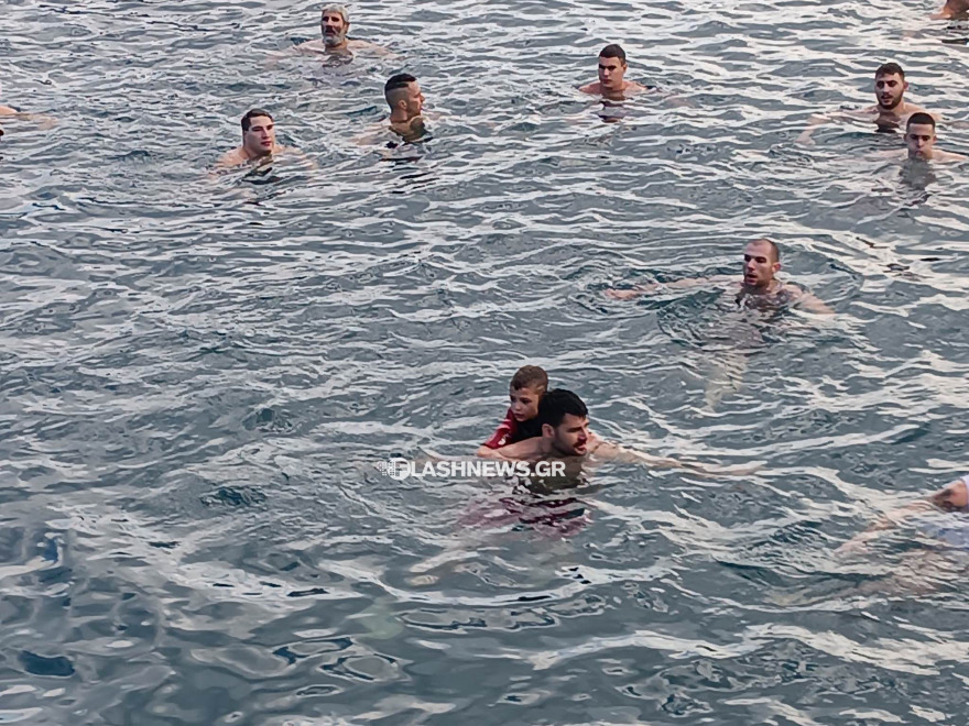 Από τον Πειραιά, στα Τζουμέρκα: Τα Θεοφάνια σε όλη την Ελλάδα σε φωτογραφίες και βίντεο