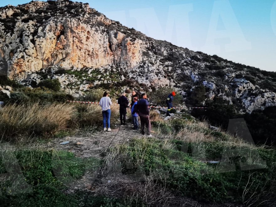 Τραγωδία στην Κερατέα: Από γκρεμό 20 μέτρων ανέσυραν τον άτυχο άνδρα που έπεσε ενώ μάζευε χόρτα