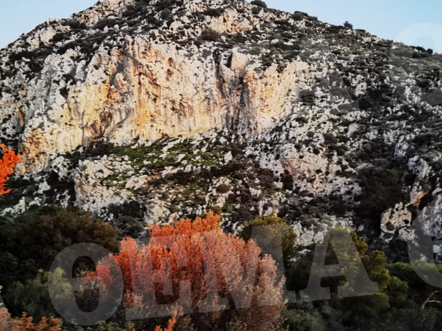 Τραγωδία στην Κερατέα: Από γκρεμό 20 μέτρων ανέσυραν τον άτυχο άνδρα που έπεσε ενώ μάζευε χόρτα