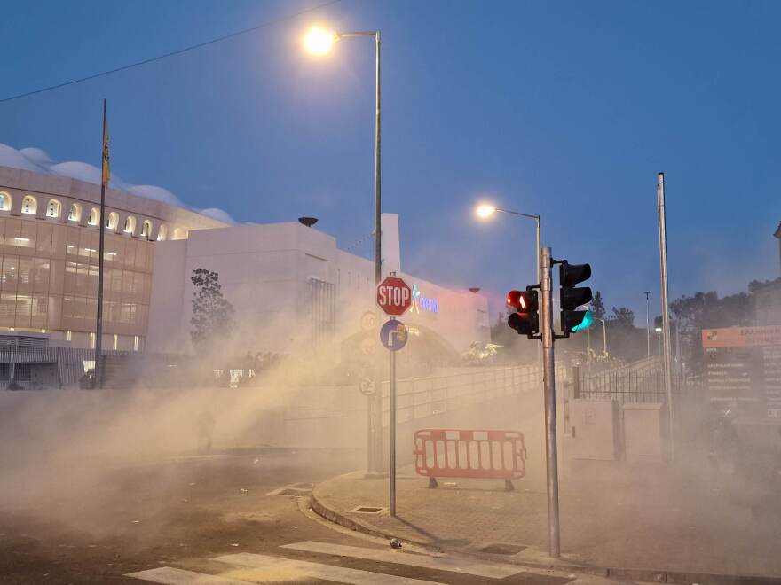 ΑΕΚ - Παναθηναϊκός: Έπεισόδια και δακρυγόνα ανάμεσα σε οπαδούς και αστυνομία 