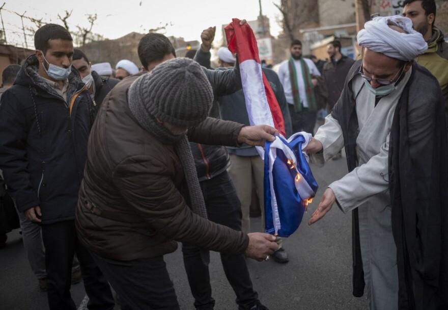 Ιράν: Καίνε σημαίες έξω από την πρεσβεία της Γαλλίας - «Προσβλητικές οι καρικατούρες του Χαμενεΐ από το Charlie Hebdo»