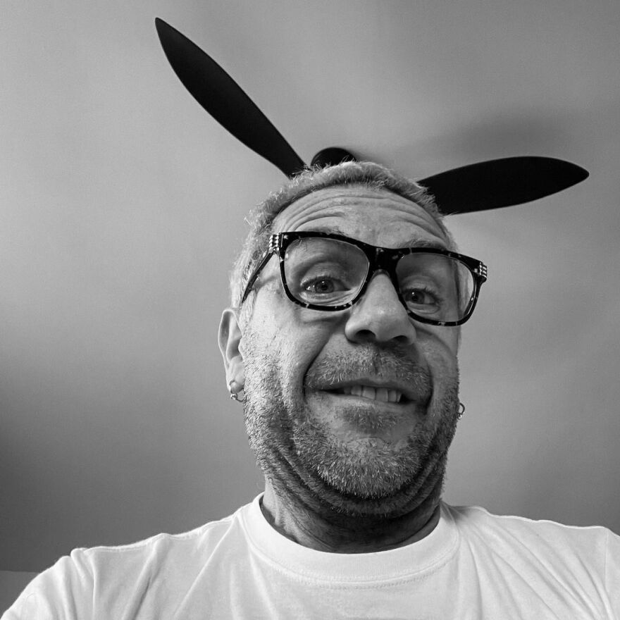 Γιώργος Μαζωνάκης: Ποζάρει σαν... λαγός για το διαδικτυακό του κοινό