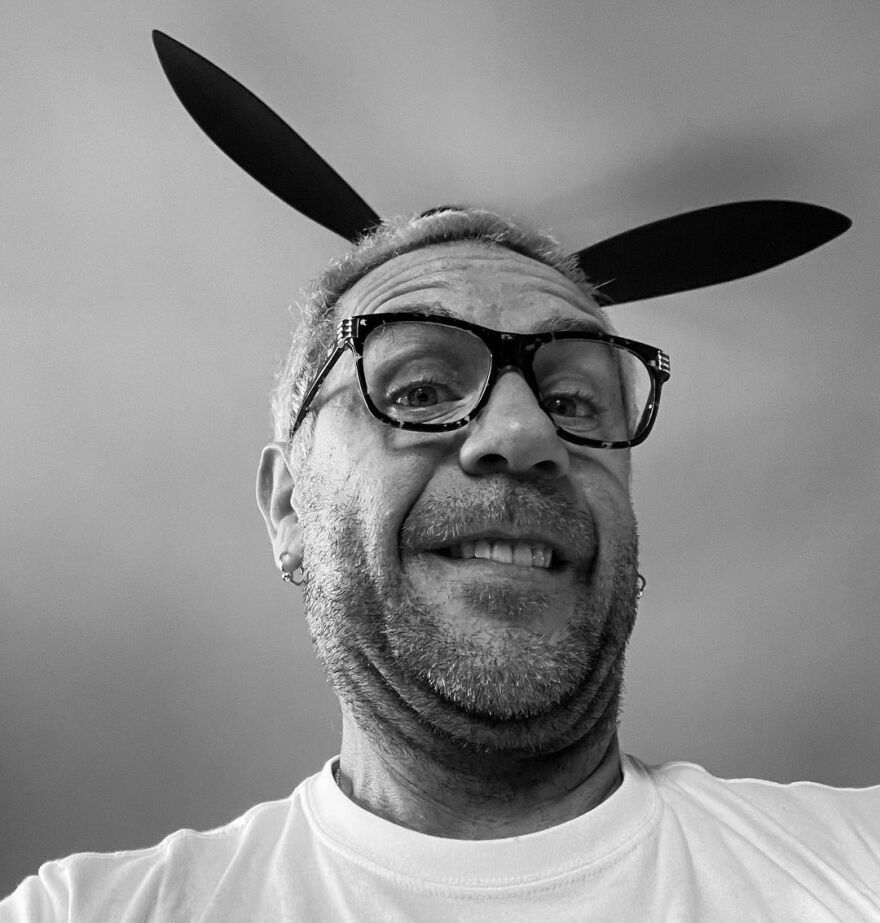 Γιώργος Μαζωνάκης: Ποζάρει σαν... λαγός για το διαδικτυακό του κοινό