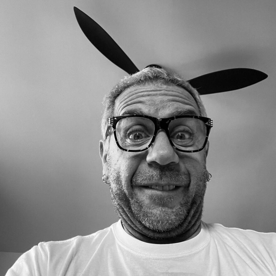 Γιώργος Μαζωνάκης: Ποζάρει σαν... λαγός για το διαδικτυακό του κοινό