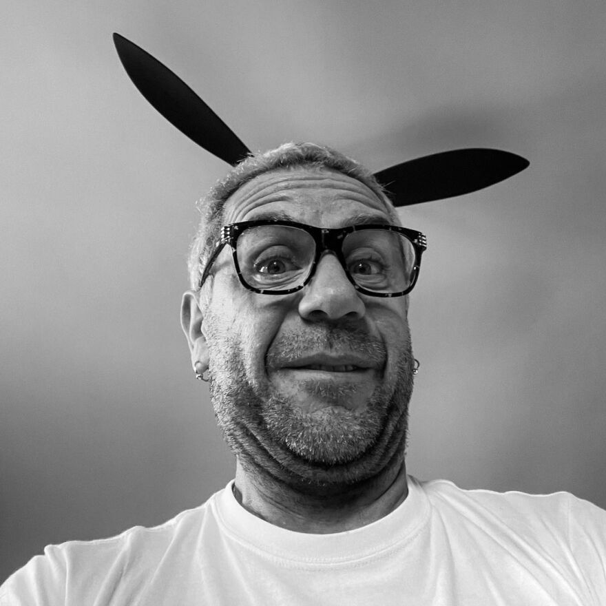 Γιώργος Μαζωνάκης: Ποζάρει σαν... λαγός για το διαδικτυακό του κοινό