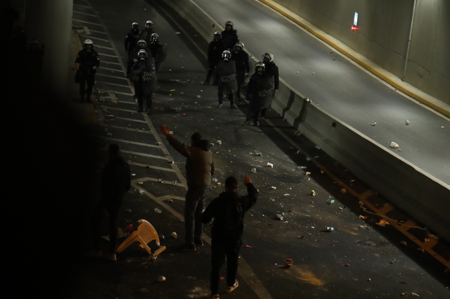 ΑΕΚ - Παναθηναϊκός: Έπεισόδια και δακρυγόνα ανάμεσα σε οπαδούς και αστυνομία 