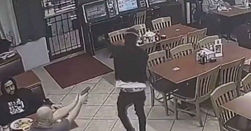 Χιούστον: Με πλαστικό όπλο απειλούσε τους πελάτες ο ληστής στο εστιατόριο - Εννέα φορές τον πυροβόλησε ο πελάτης