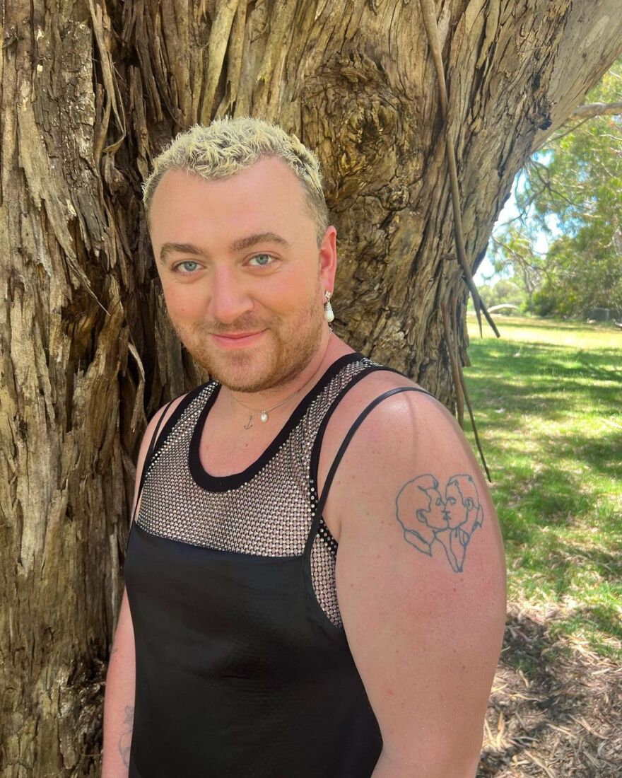 Σαμ Σμιθ: Φωτογραφίζεται με μαύρο μίνι φόρεμα και διχτυωτό καλσόν