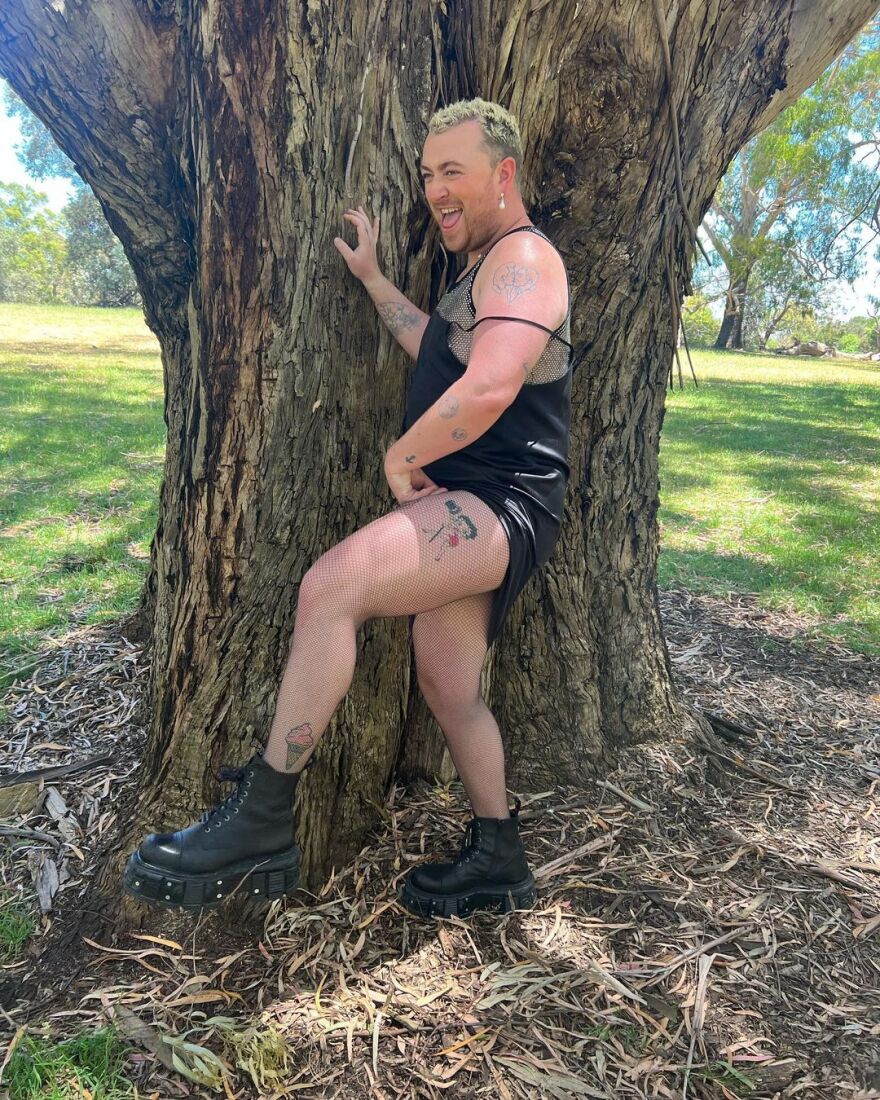 Σαμ Σμιθ: Φωτογραφίζεται με μαύρο μίνι φόρεμα και διχτυωτό καλσόν