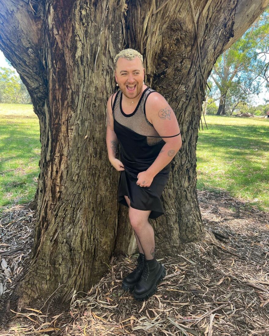 Σαμ Σμιθ: Φωτογραφίζεται με μαύρο μίνι φόρεμα και διχτυωτό καλσόν