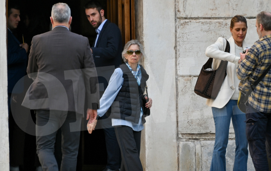 Η βασιλική οικογένεια  προσευχήθηκε για τον Κωνσταντίνο στη Μητρόπολη, ήλθαν όλοι στην Αθήνα - Δείτε φωτογραφίες