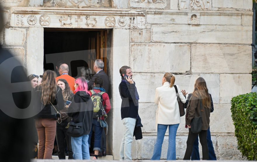 Η βασιλική οικογένεια  προσευχήθηκε για τον Κωνσταντίνο στη Μητρόπολη, ήλθαν όλοι στην Αθήνα - Δείτε φωτογραφίες