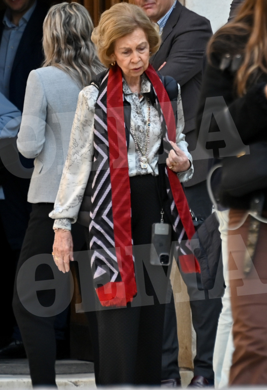 Η βασιλική οικογένεια  προσευχήθηκε για τον Κωνσταντίνο στη Μητρόπολη, ήλθαν όλοι στην Αθήνα - Δείτε φωτογραφίες