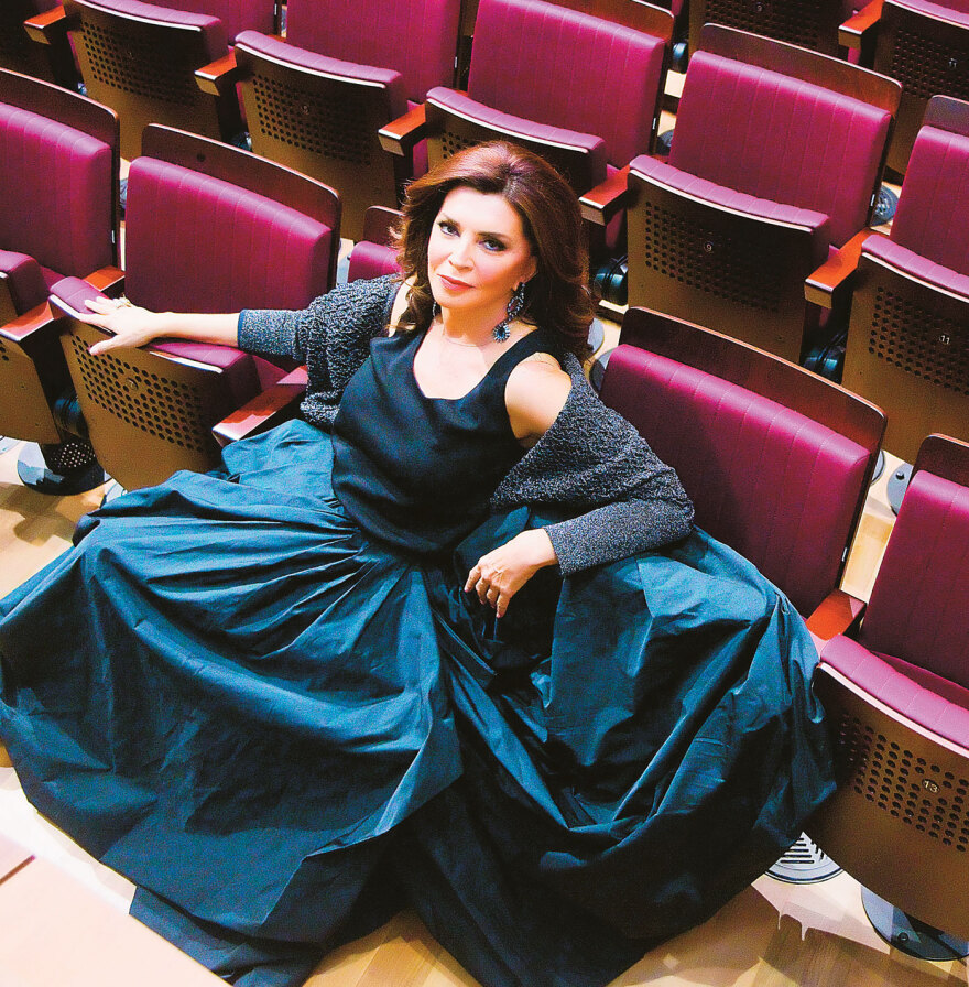 Μιμή Ντενίση: «Tα κάνω όλα μόνη μου και σας πέφτω παράξενη»