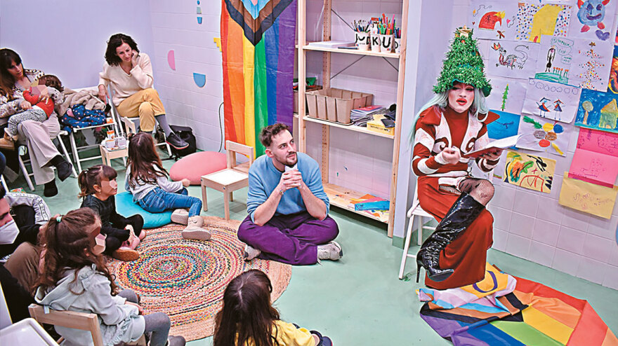 Drag Queens: Ένα παραμύθι έκανε το ΠΑΣΟΚ να χάσει το χρώμα του