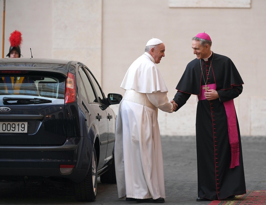 Πάπας Φραγκίσκος: «Μυστικό» σχέδιο για την εκδίωξή του - Το δεξί χέρι του Βενέδικτου βάζει φωτιά στο Βατικανό με νέο βιβλίο