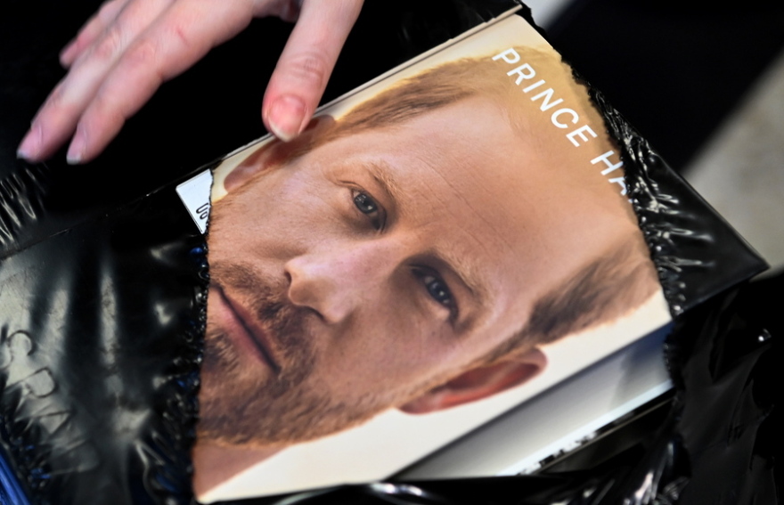 Πρίγκιπας Χάρι: Ουρές στο Λονδίνο για το «Spare» - Τα βιβλιοπωλεία άνοιξαν από τα μεσάνυχτα