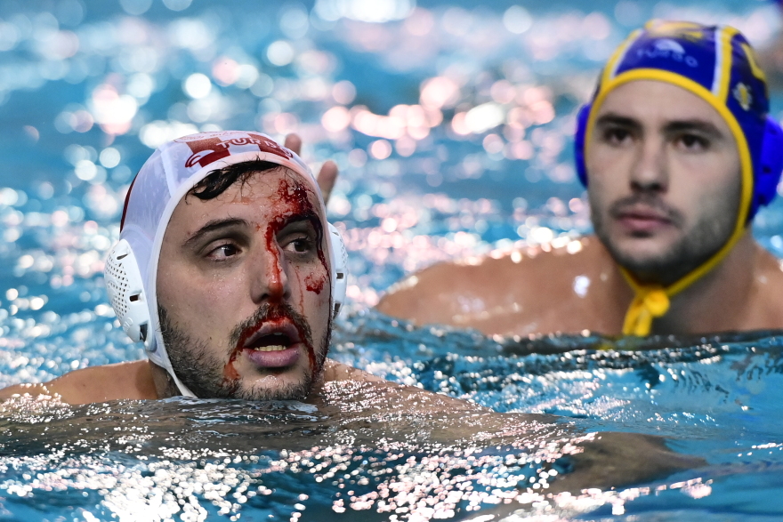 Χτυπήθηκε στο πρόσωπο ο Μουρίκης και αποχώρησε ματωμένος από το Ολυμπιακός - Μπαρτσελονέτα - Δείτε βίντεο 