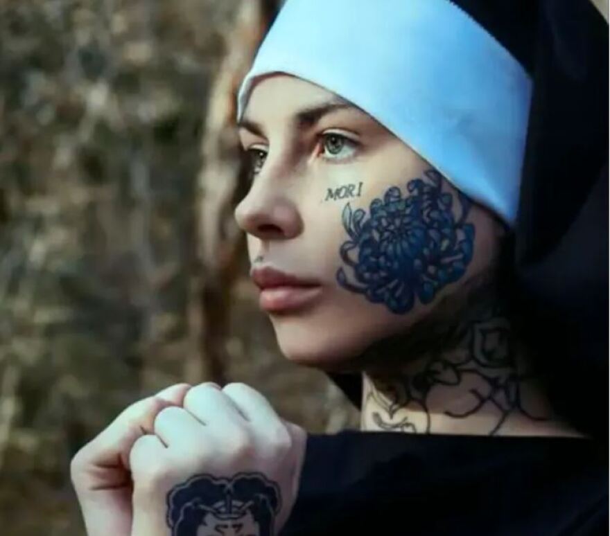 Ρωσία: Αντιμέτωπη με φυλάκιση η μπλόγκερ Πολίνα Μορούγκινα που φωτογραφήθηκε γυμνή μπροστά σε εκκλησία