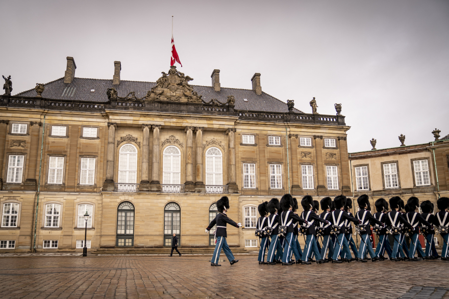 Πέθανε ο τέως βασιλιάς Κωνσταντίνος - Μεσίστιες οι σημαίες στη Δανία για τον θάνατο