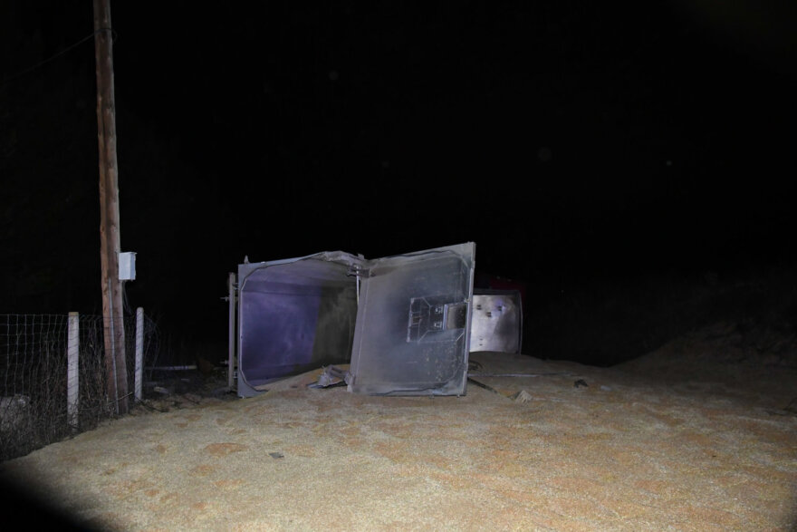 Ανατροπή φορτηγού στη Λάρισα: Γέμισε ο δρόμος σιτηρά - Δείτε φωτογραφίες