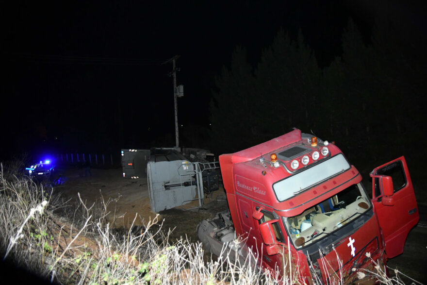 Ανατροπή φορτηγού στη Λάρισα: Γέμισε ο δρόμος σιτηρά - Δείτε φωτογραφίες