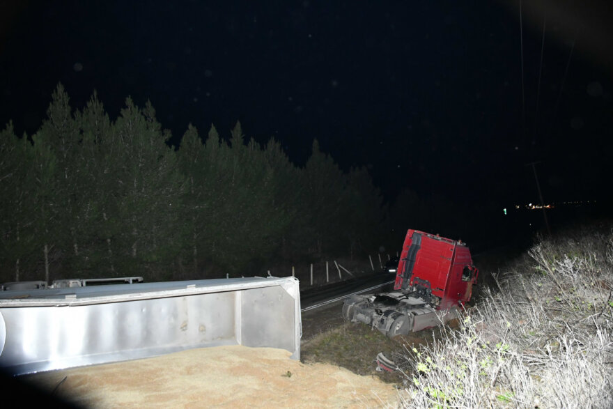 Ανατροπή φορτηγού στη Λάρισα: Γέμισε ο δρόμος σιτηρά - Δείτε φωτογραφίες